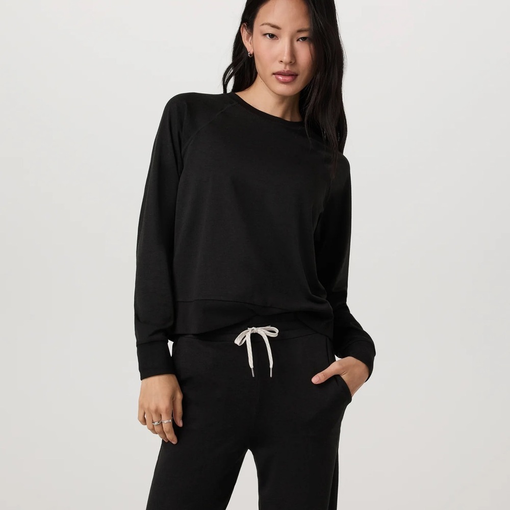 Vuori HALO Women's Classic Black Long Sleeve Tee